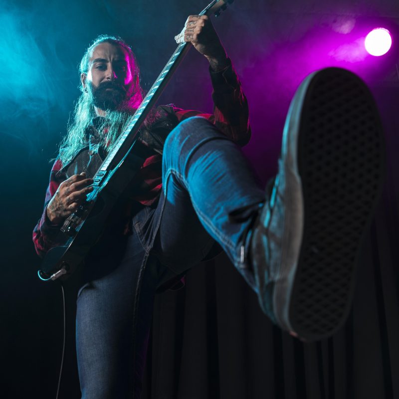 artista-tocando-violao-com-visao-baixa